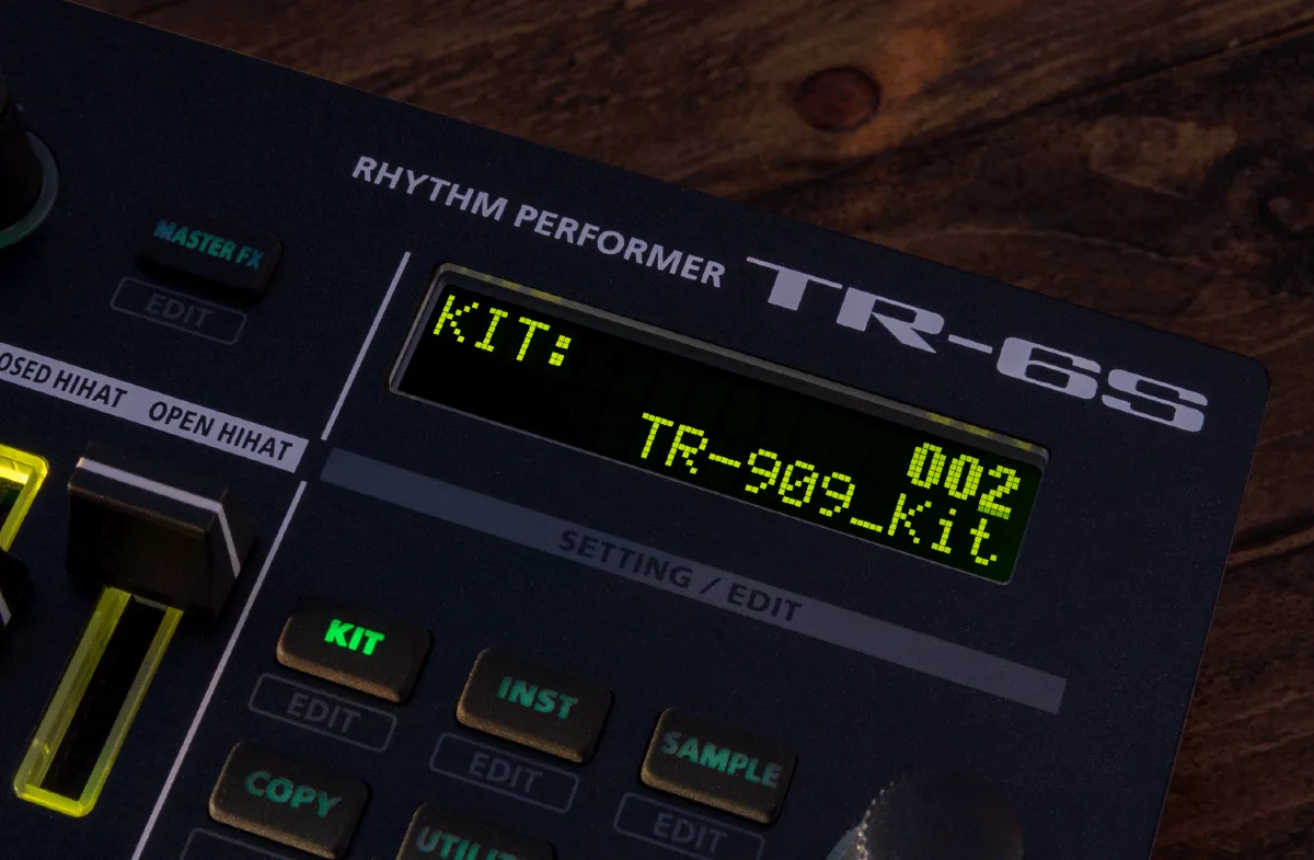 roland tr 6s am thanh may trong kinh dien va kha nang mo rong nang cao