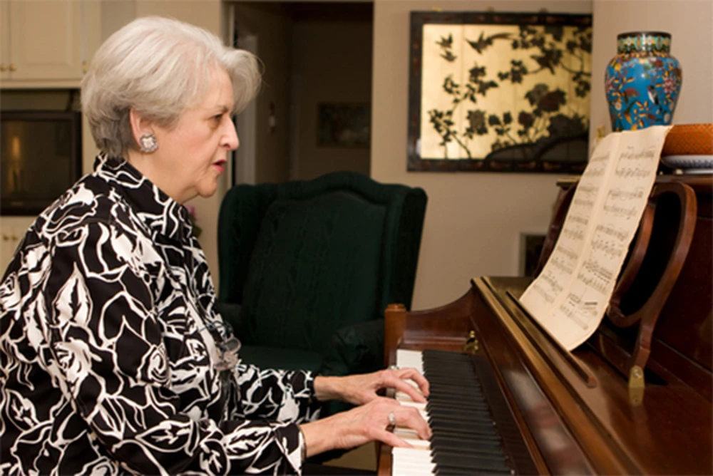 nguoi lon tuoi luyen tap piano