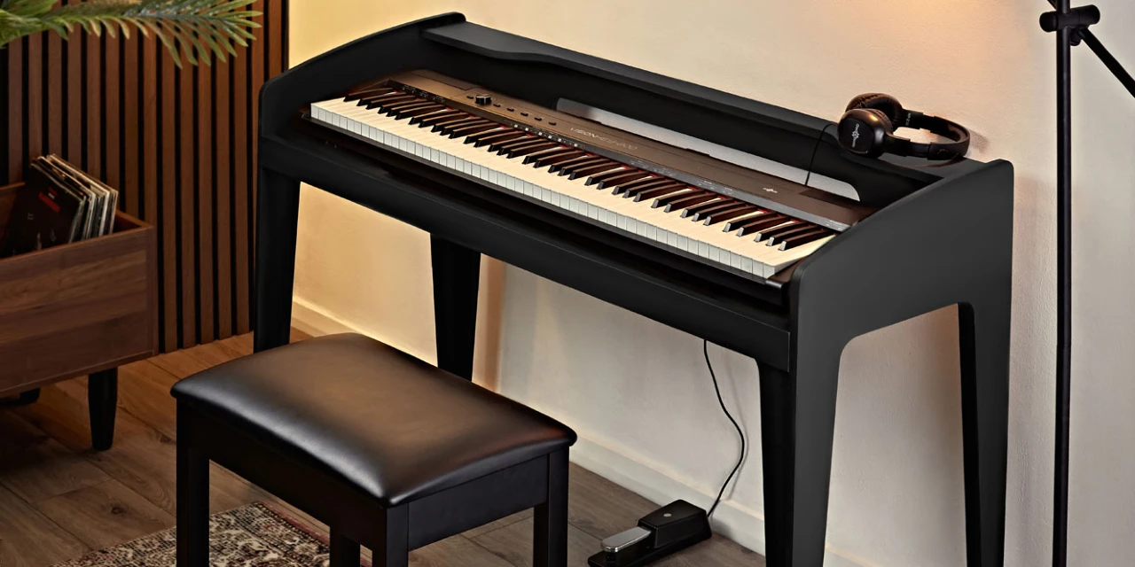 Đàn piano điện với chân đế và tai nghe 