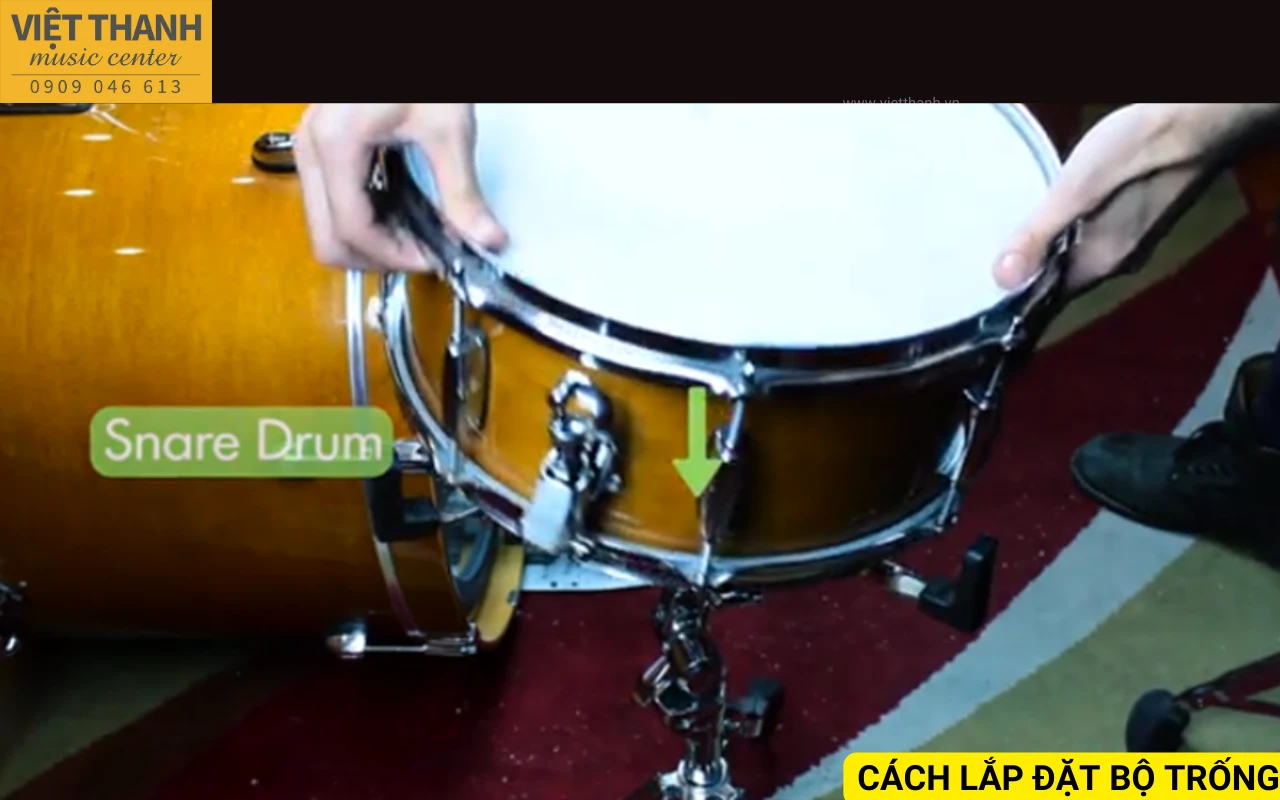 Đặt trống Snare lên trên giá đỡ trống