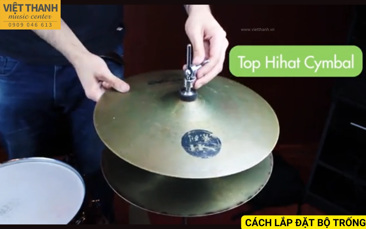 Gắn lá cymbal trên của Hi-hat vào giá đỡ Hi-hat