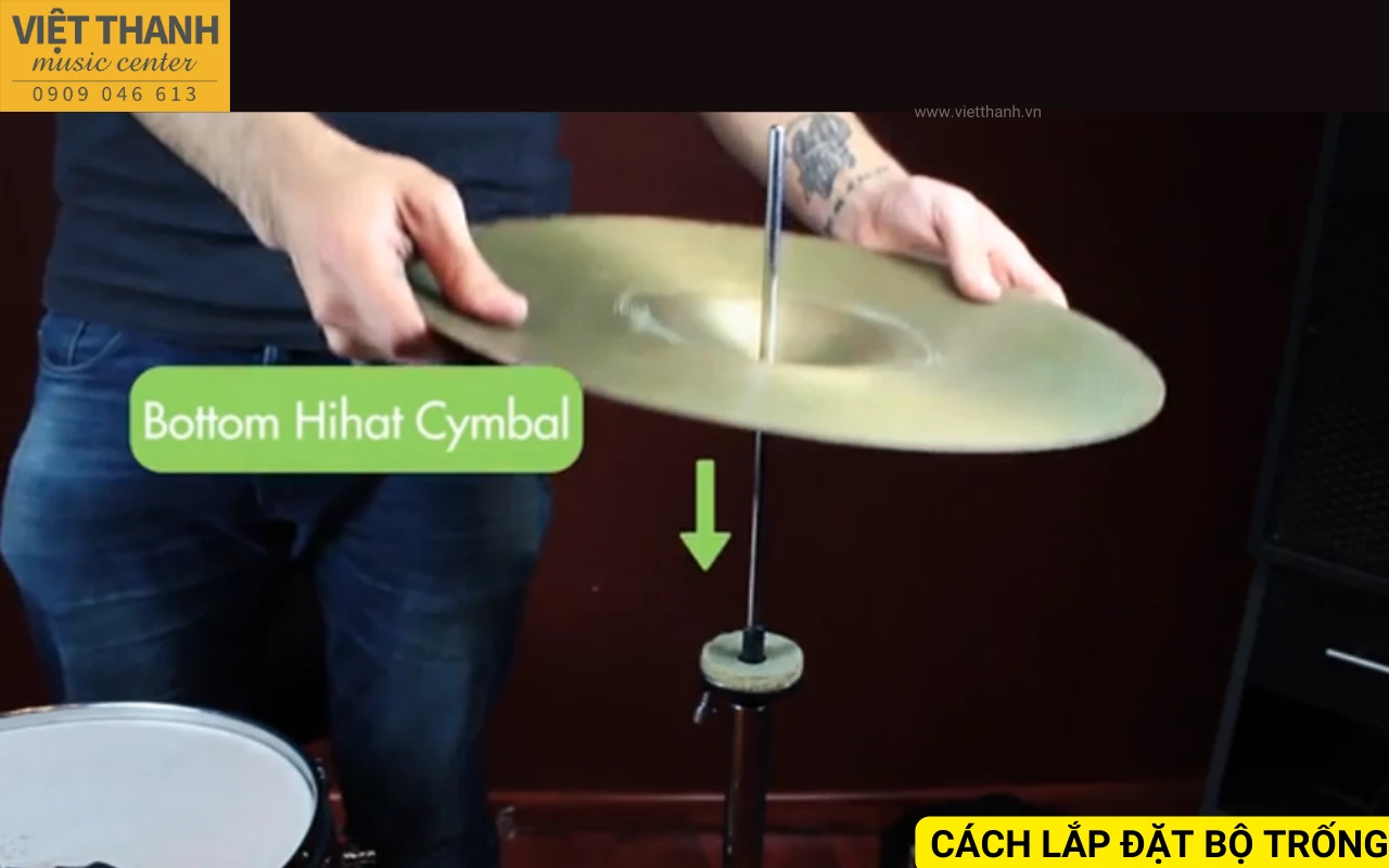 truot la cymbal duoi cua hi hat vao gia do hi hat