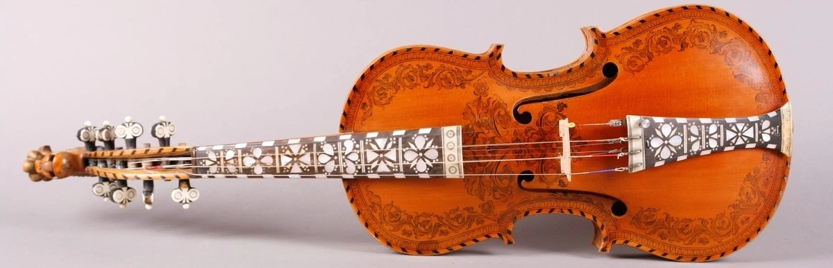 Hardanger fiddle là 4 hoặc 5 dây chạy dưới bàn phím