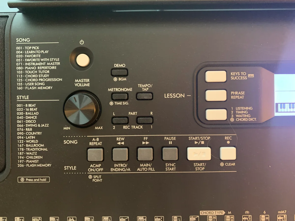 Các nút bên trái trên bảng điều khiển của đàn organ Yamaha PSR-E373