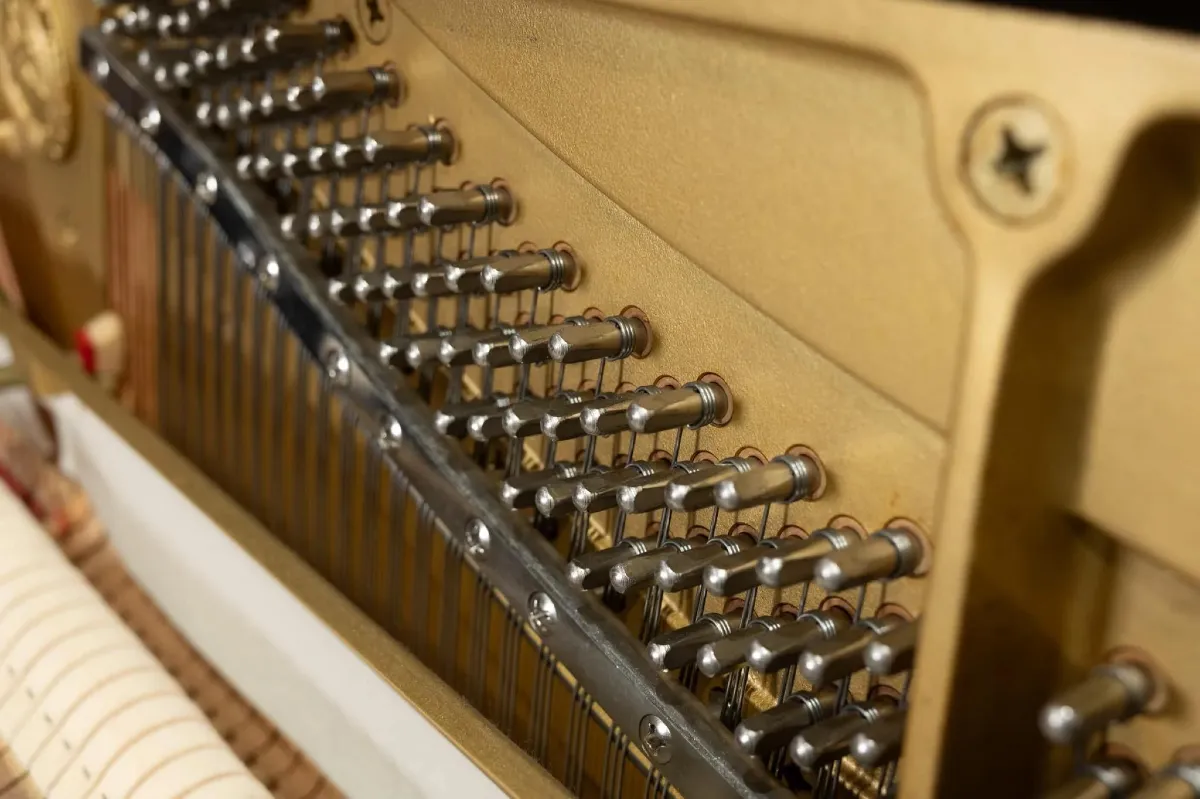 bang giu chot len day piano yamaha u30bl