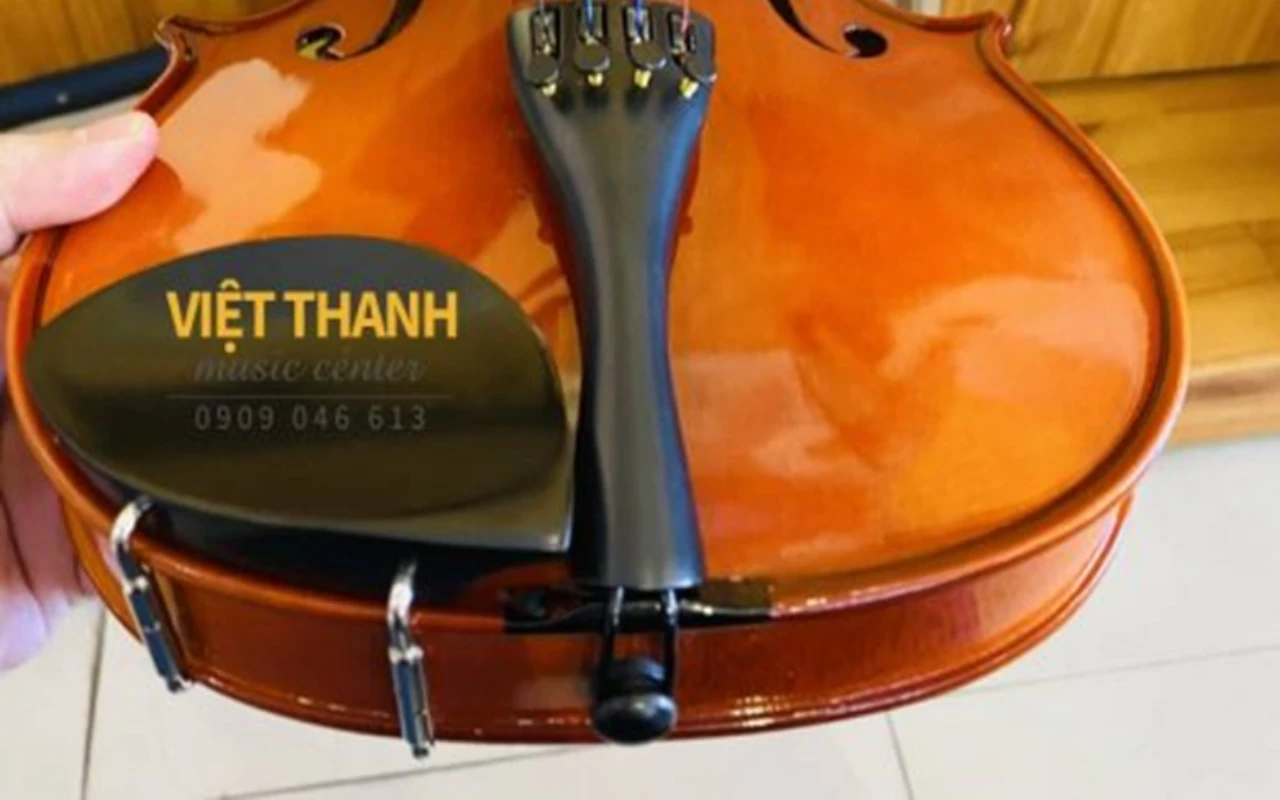 Đàn violin Suzuki FS-10 4/4 có thân đàn làm từ gỗ Vân Sam