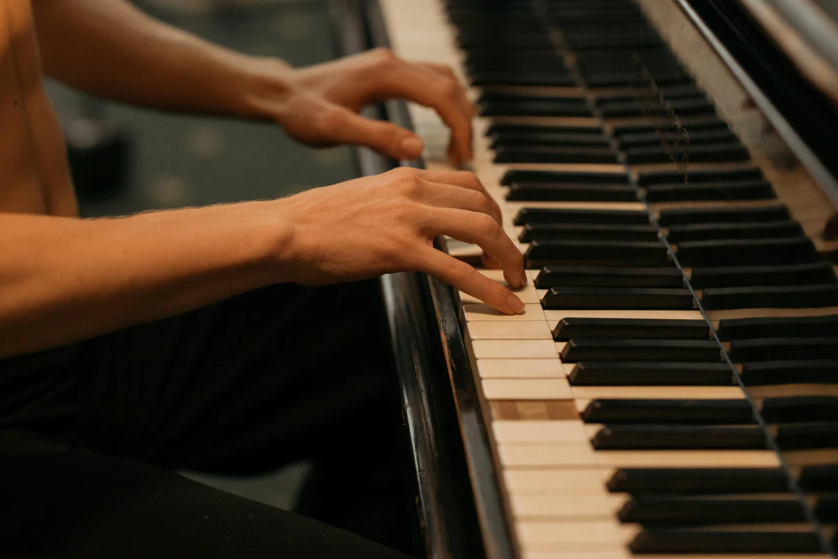 Dáng bàn tay khi luyện ngón piano