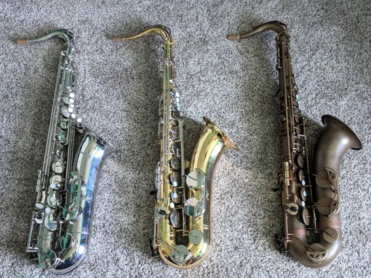 Hoàn thiện sơn bóng và không bóng của kèn Saxophone