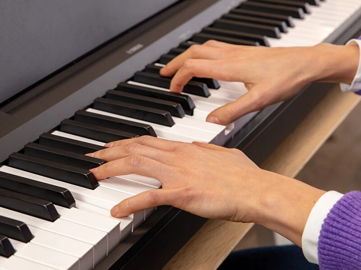 dan piano dien yamaha p 145bt duoc trang bi ban phim ghc