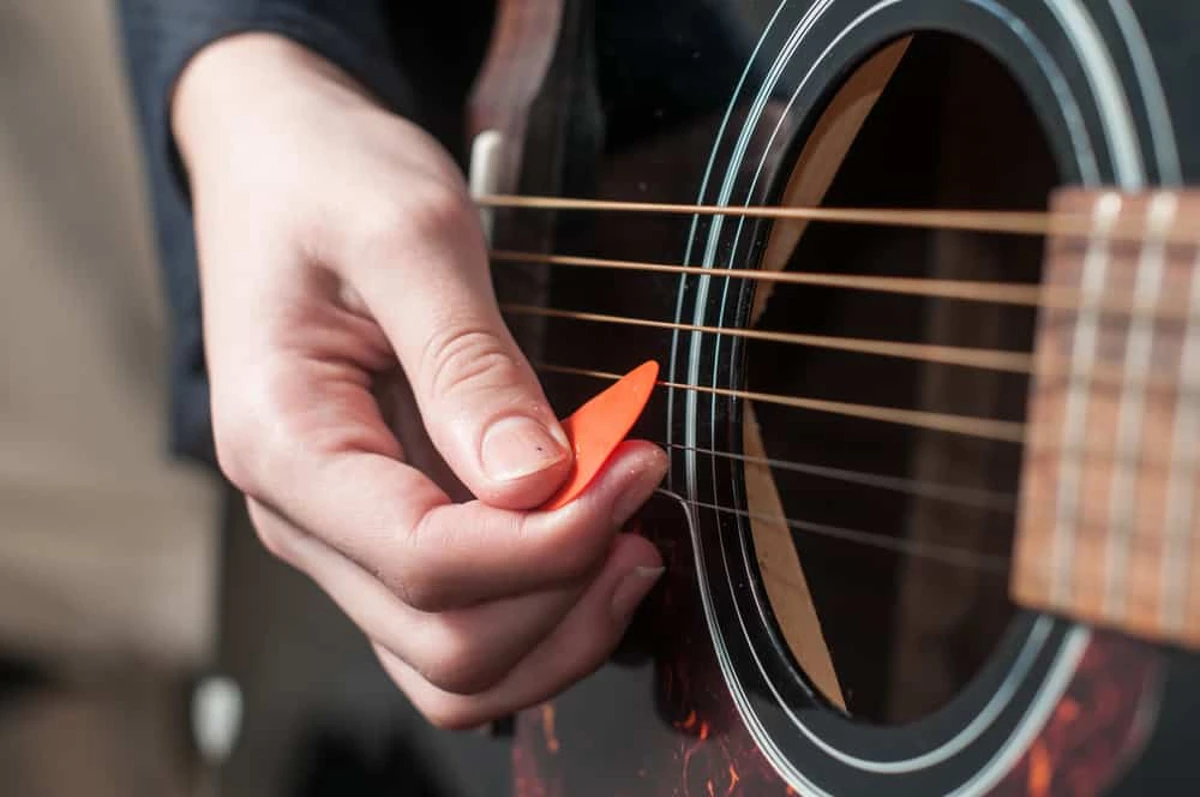 pick guitar acoustic