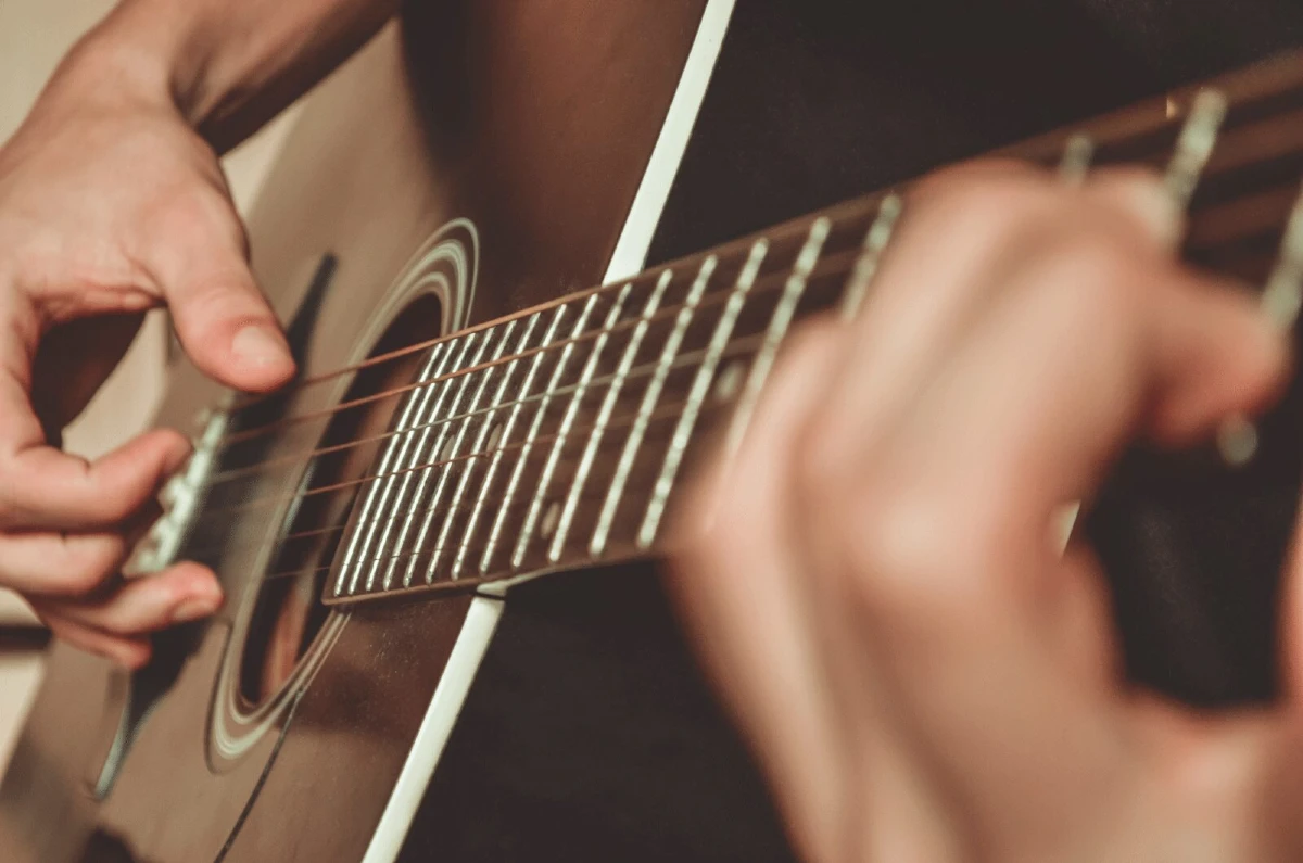 choi guitar can phoi hop dong thoi hai tay