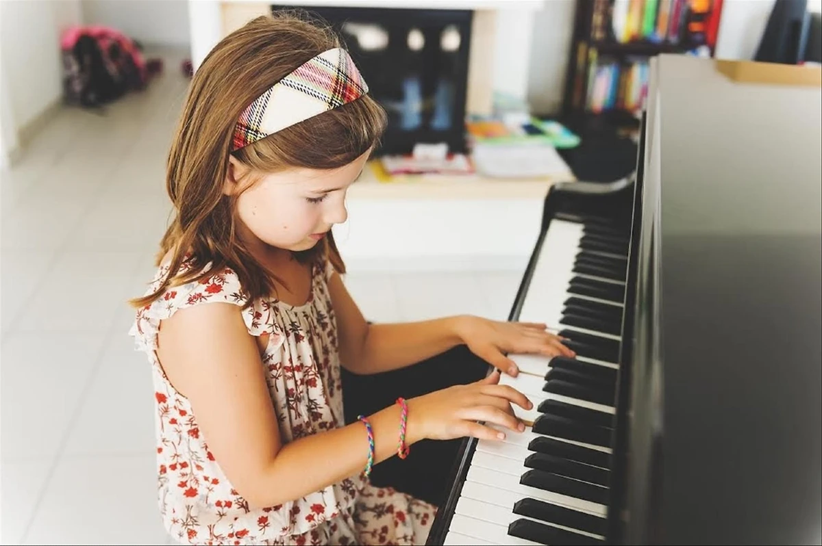 tre em nen hoc piano khi moi choi