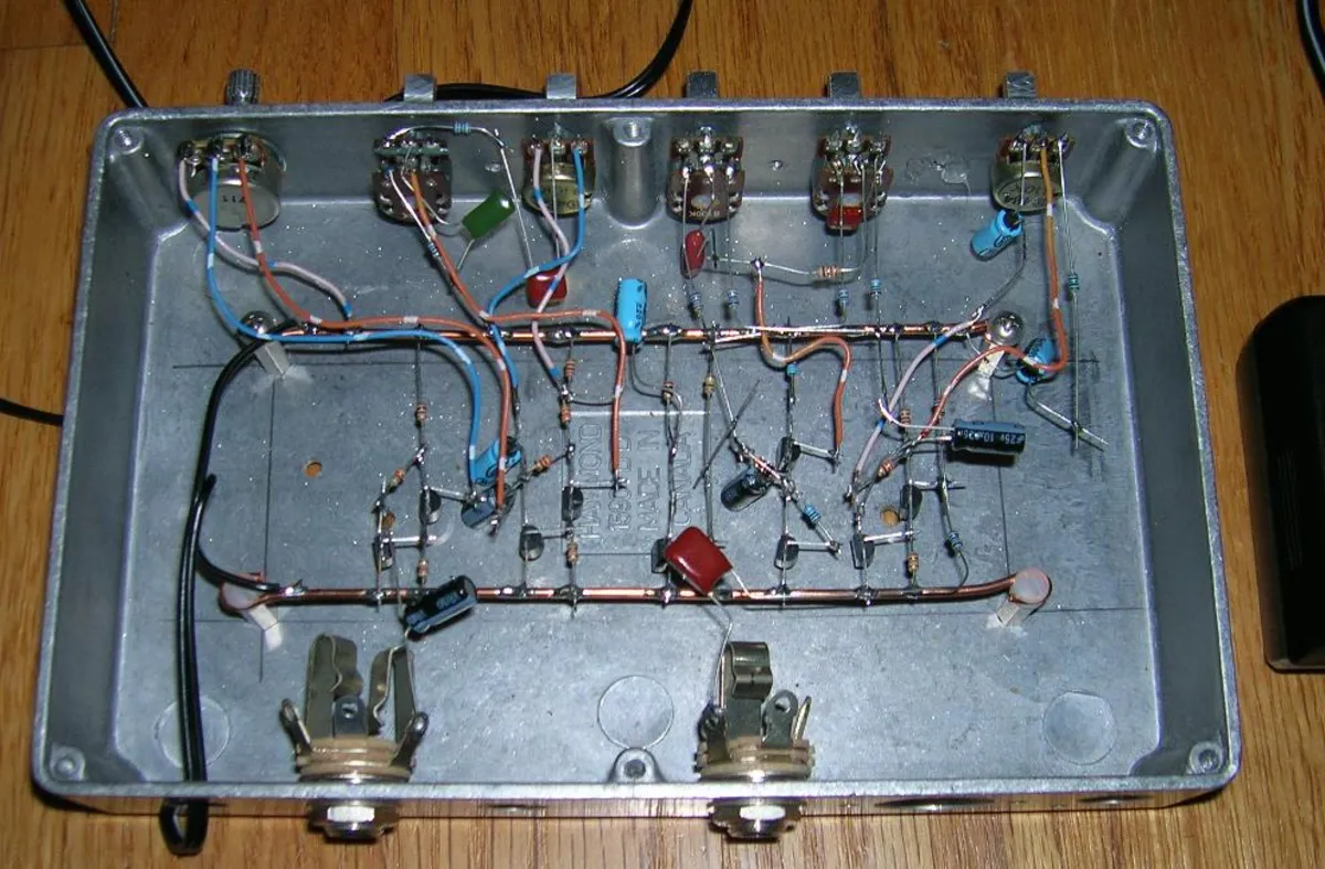 ben trong ampli guitar loai solid state