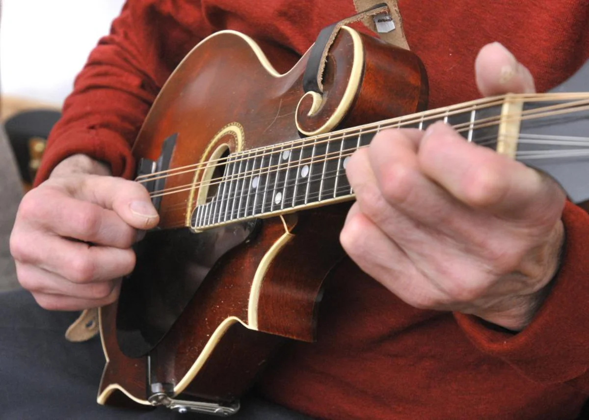 chuyen tu guitar sang mandolin co de khong