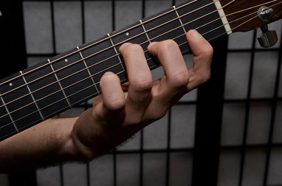 vi tri ngon tay tren guitar