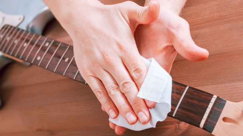 Chọn đàn Guitar cho người có mồ hôi tay hiệu quả