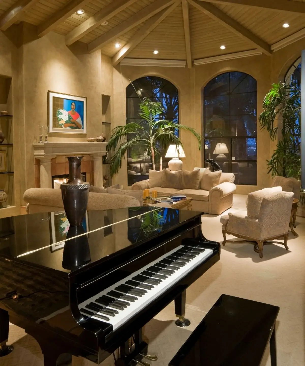 dan piano dat trong phong kinh hinh vong cung