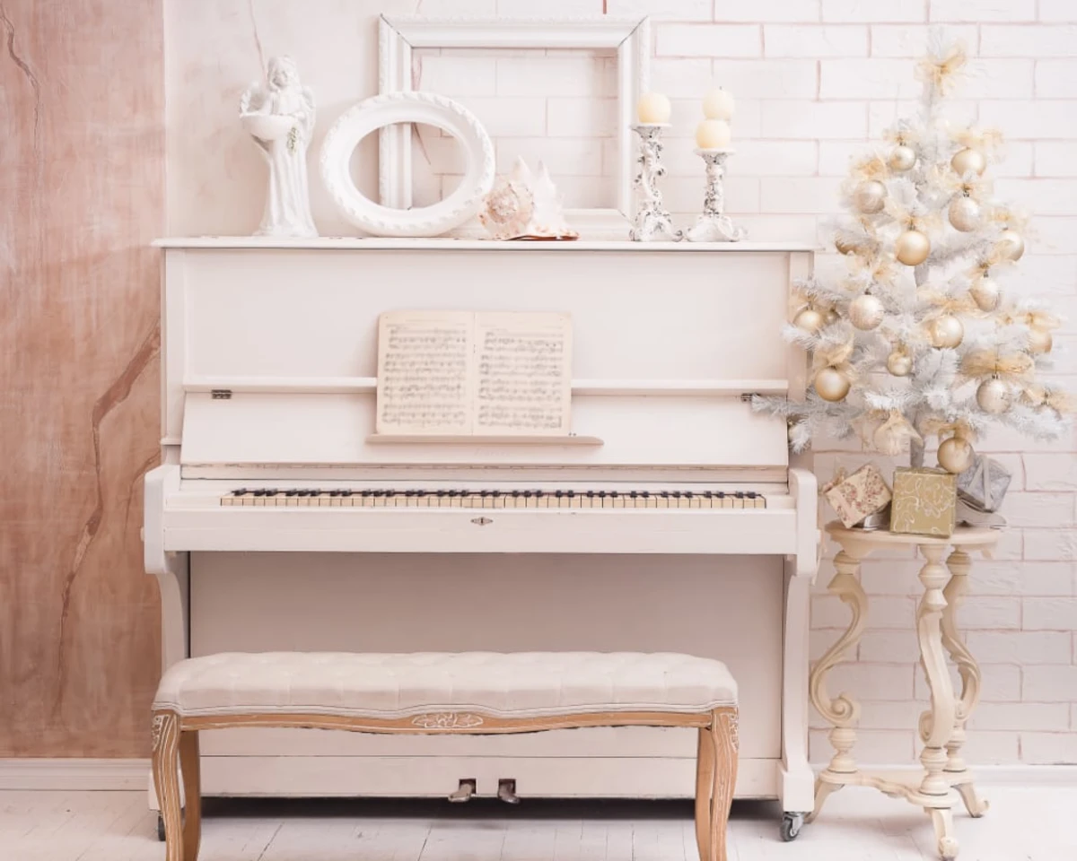dan piano dat trong tuong gach trang