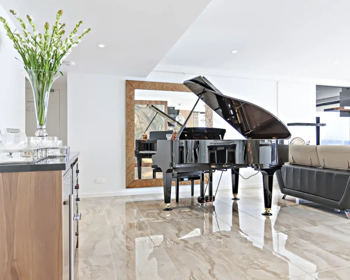 dat cay dan grand piano truoc tam guong