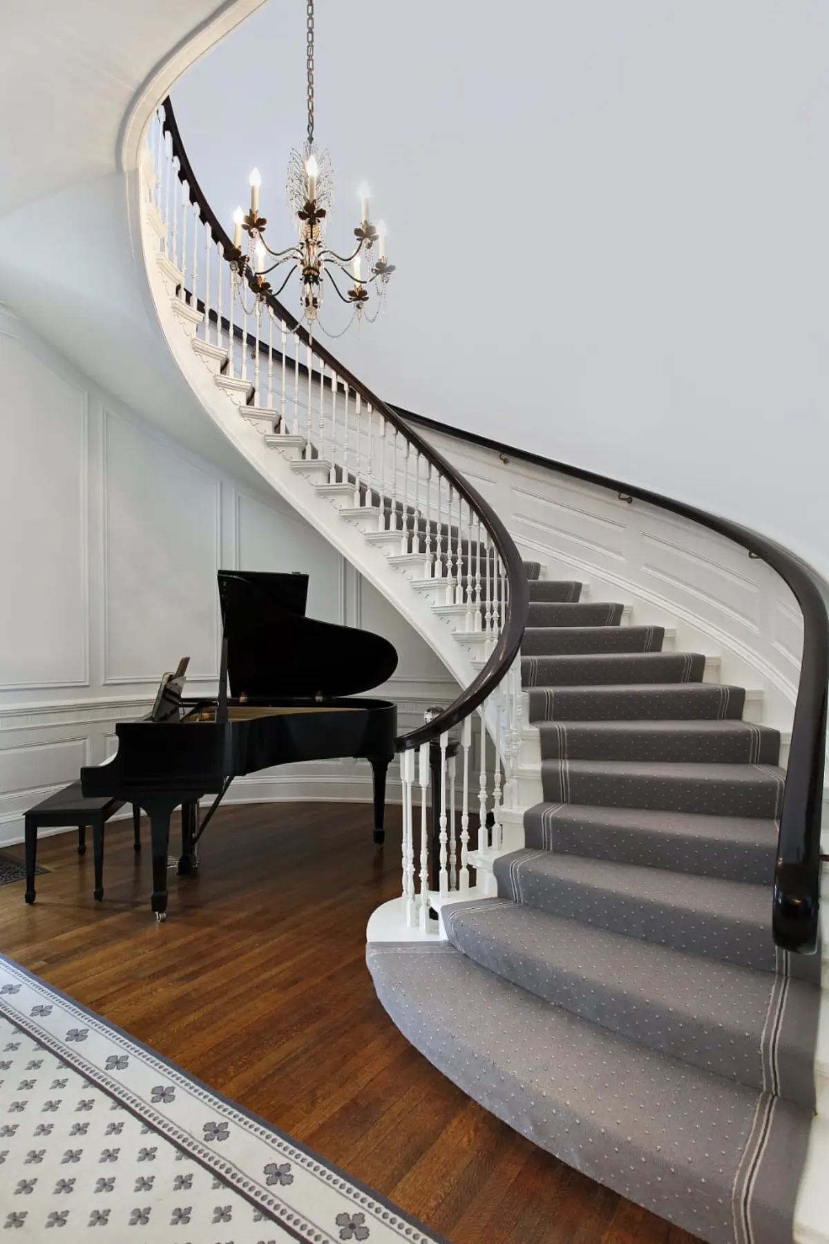dat cay dan piano duoi cau thang cong