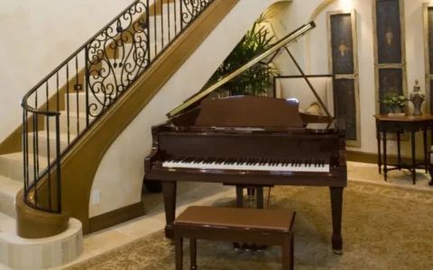 grand piano dat duoi chan cau thang