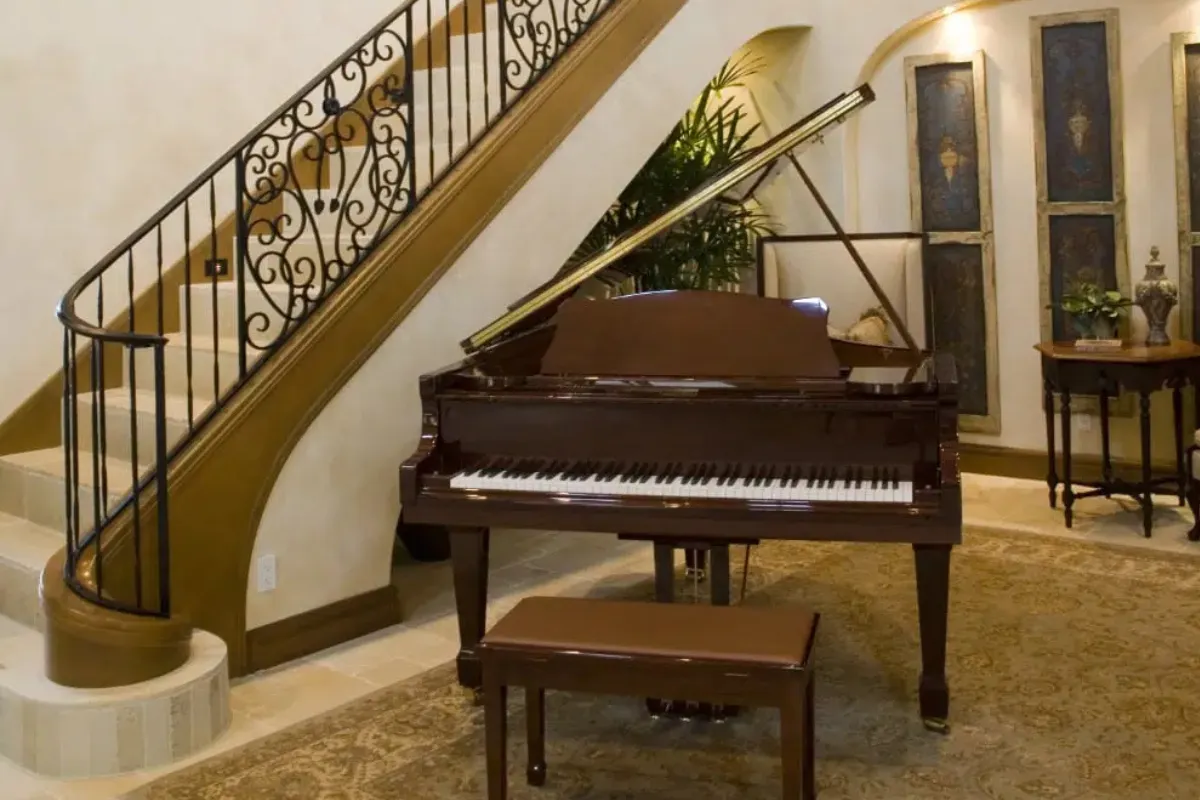 grand piano dat duoi chan cau thang
