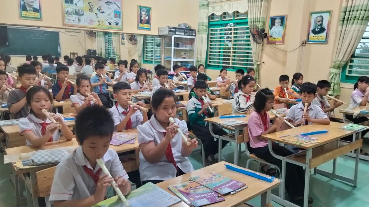 hoc sinh thuc hanh thoi sao