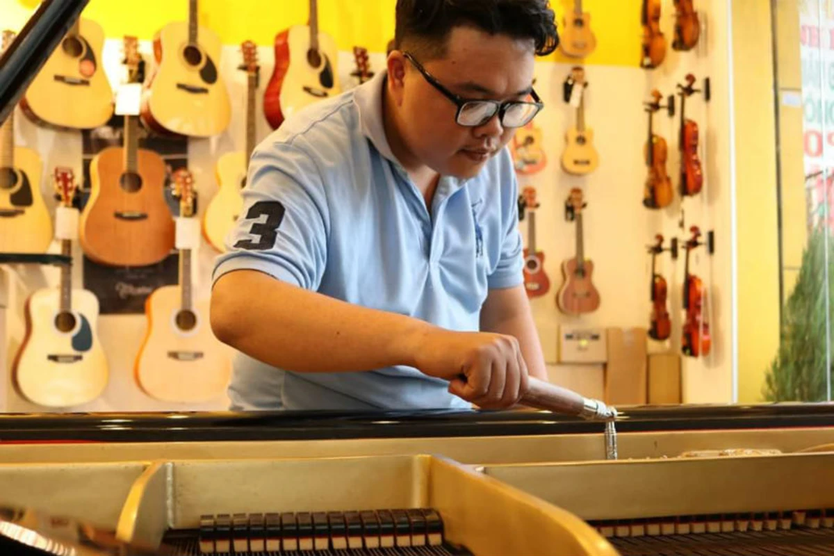 nhan vien viet thanh dang len day dan piano cho khach