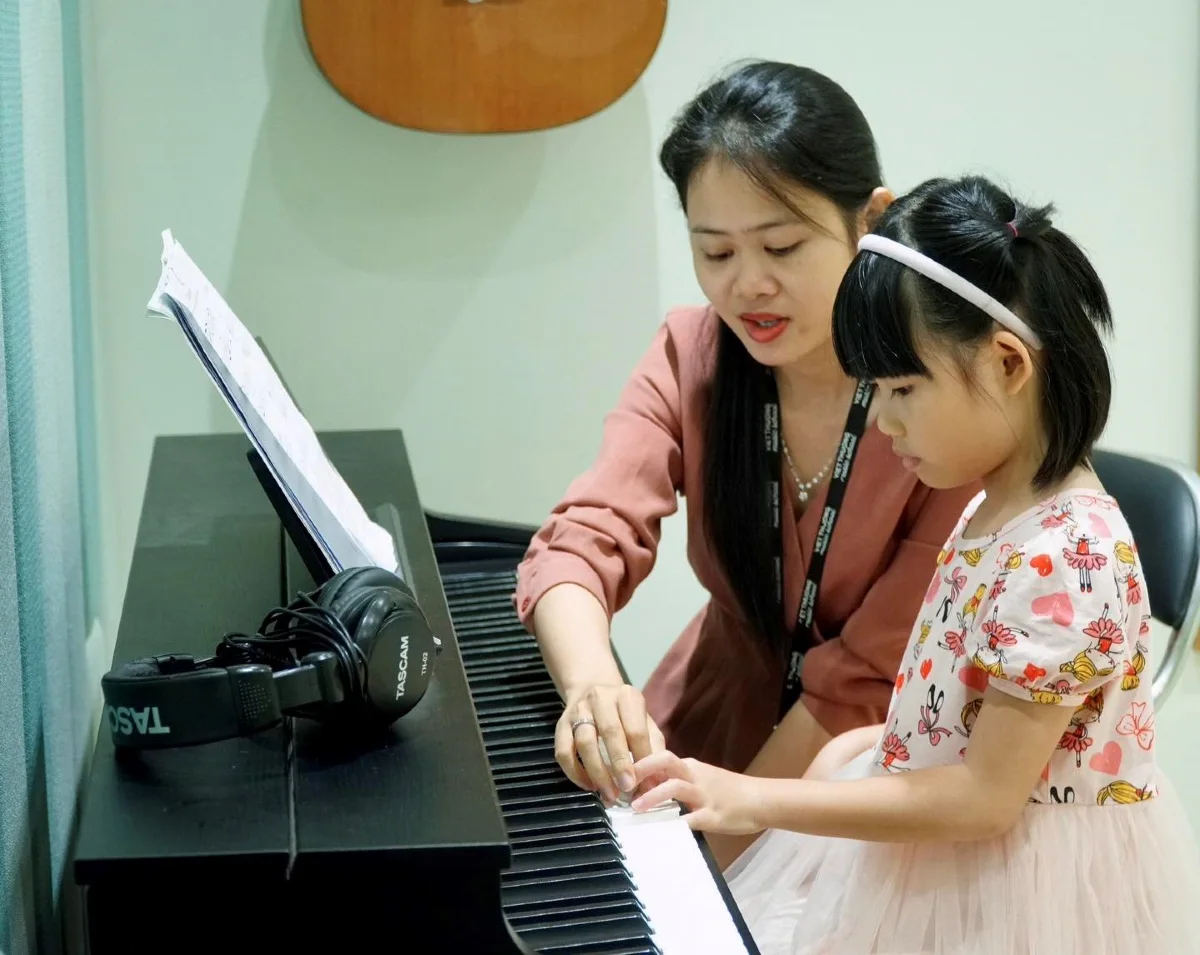 cho tre hoc piano som