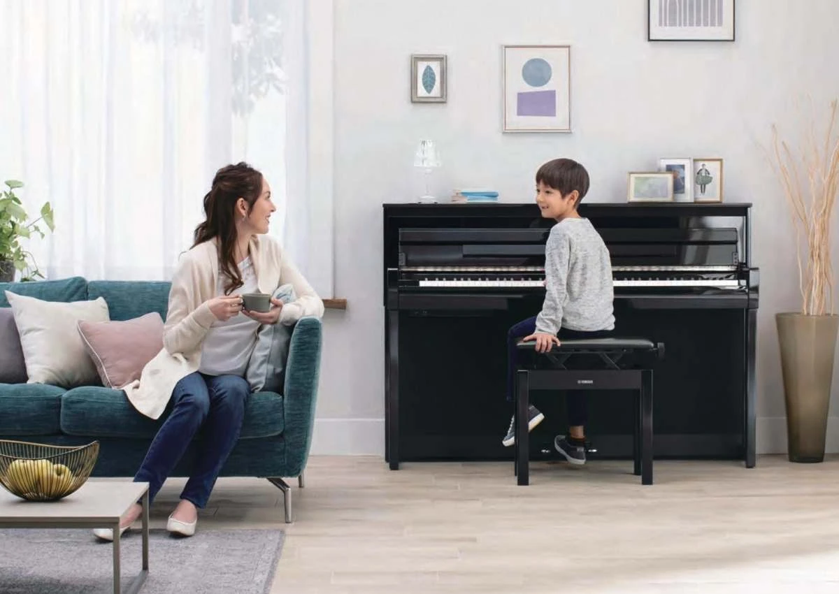 choi dan piano trong phong khach