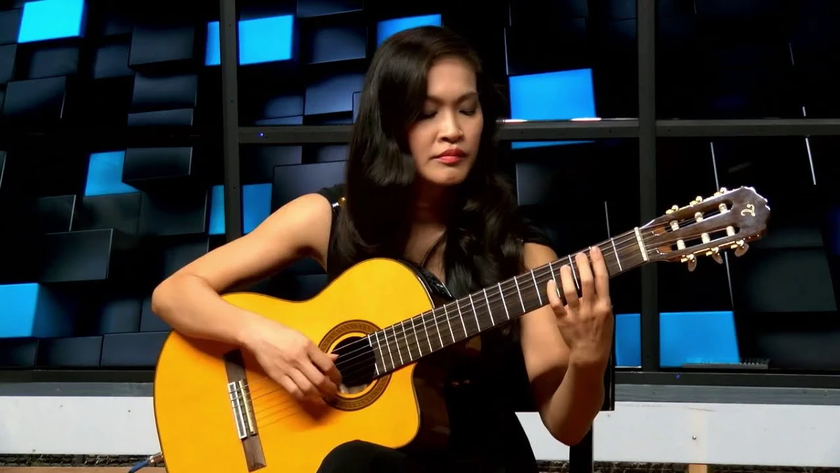 con gai cho guitar