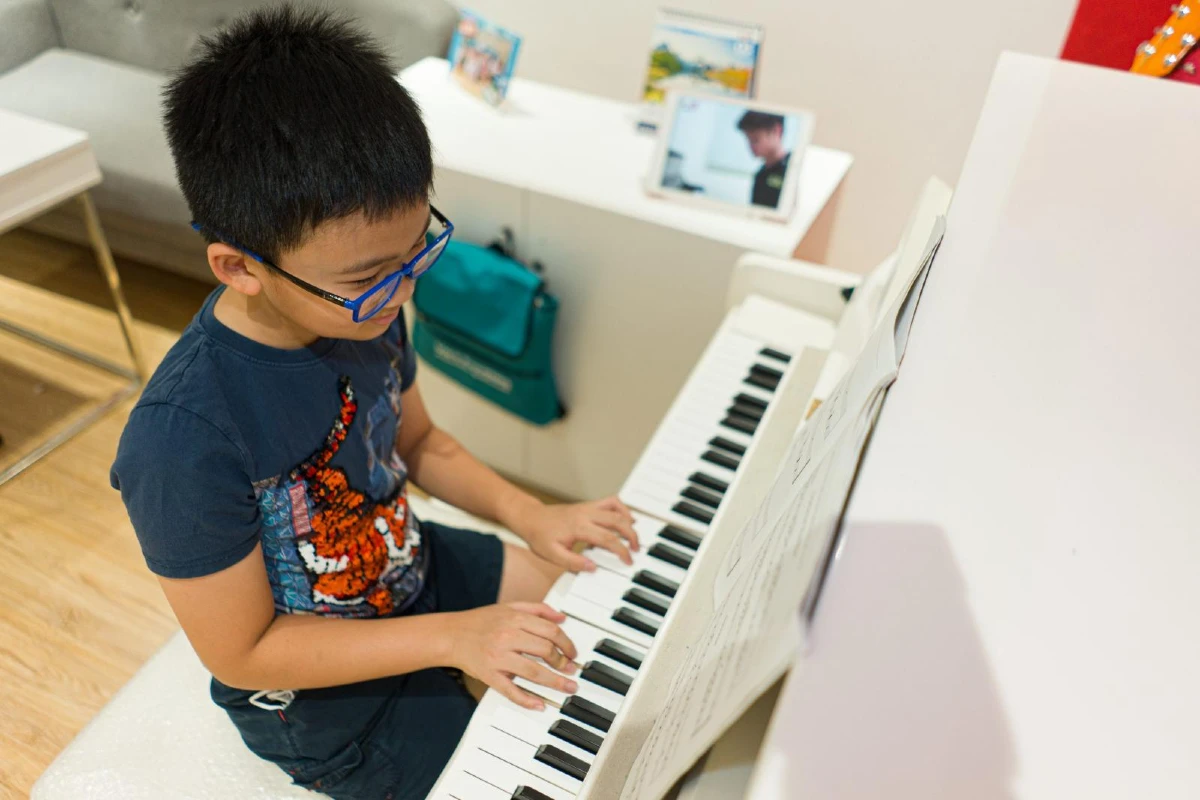 con trai hoc dan piano