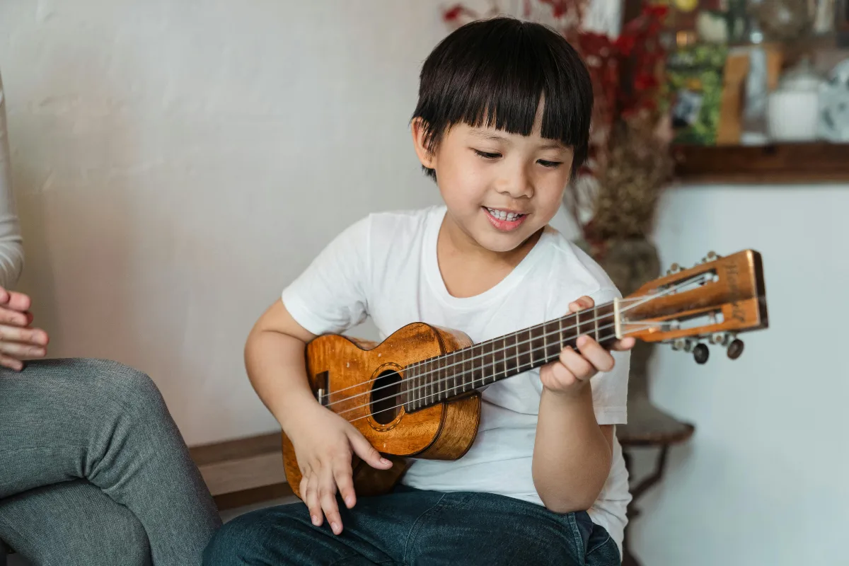 con trai hoc ukulele
