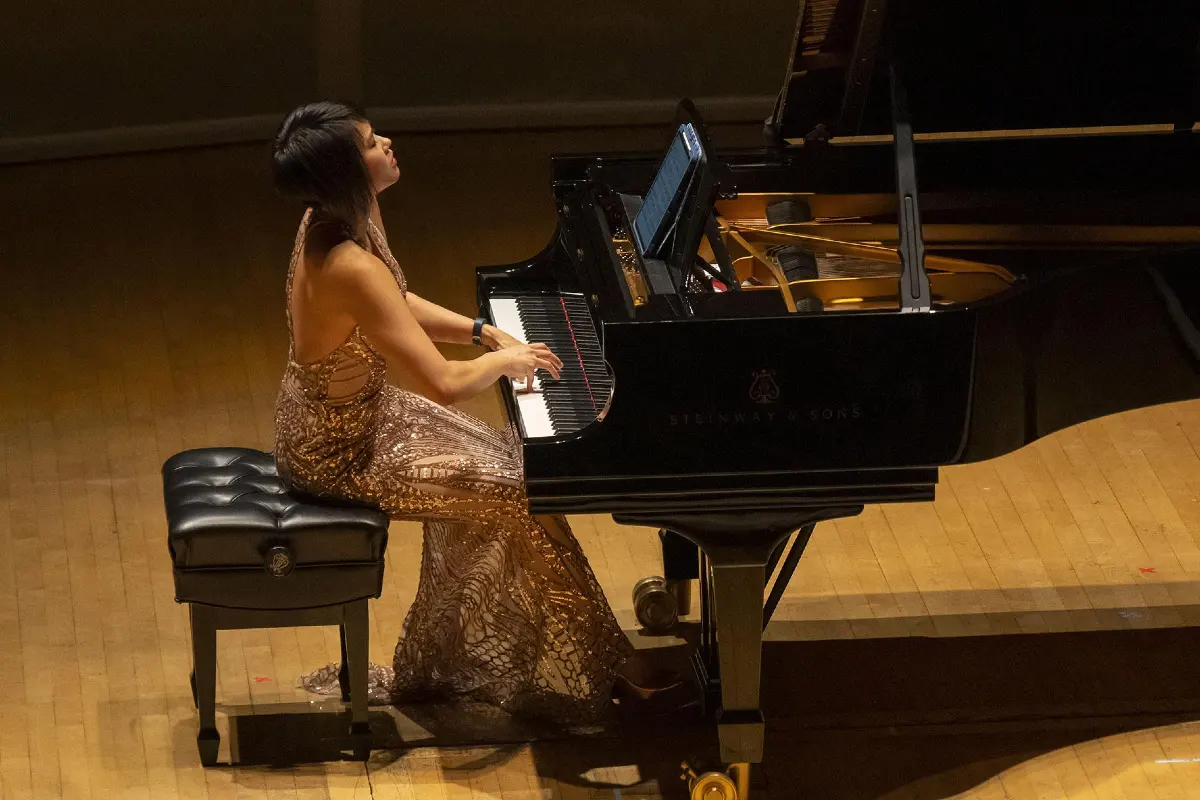 nghe si bieu dien doc tau piano