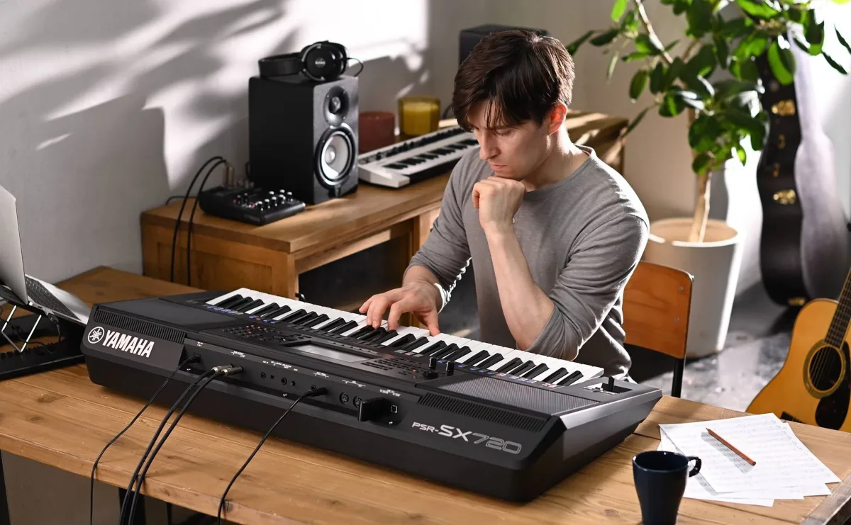 nghe si bieu dien voi dan organ yamaha psr sx tren san khau