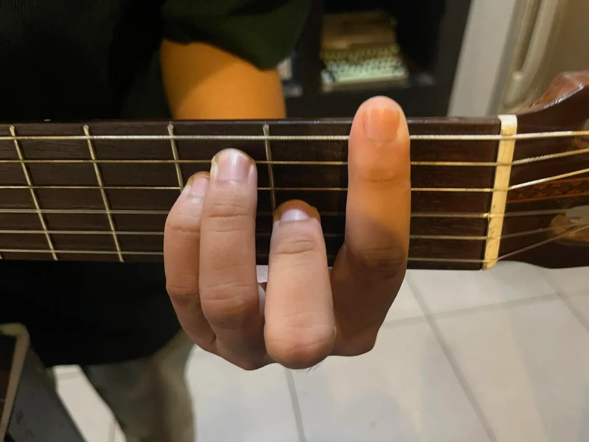 nguoi moi hoc guitar luyen bam hop am
