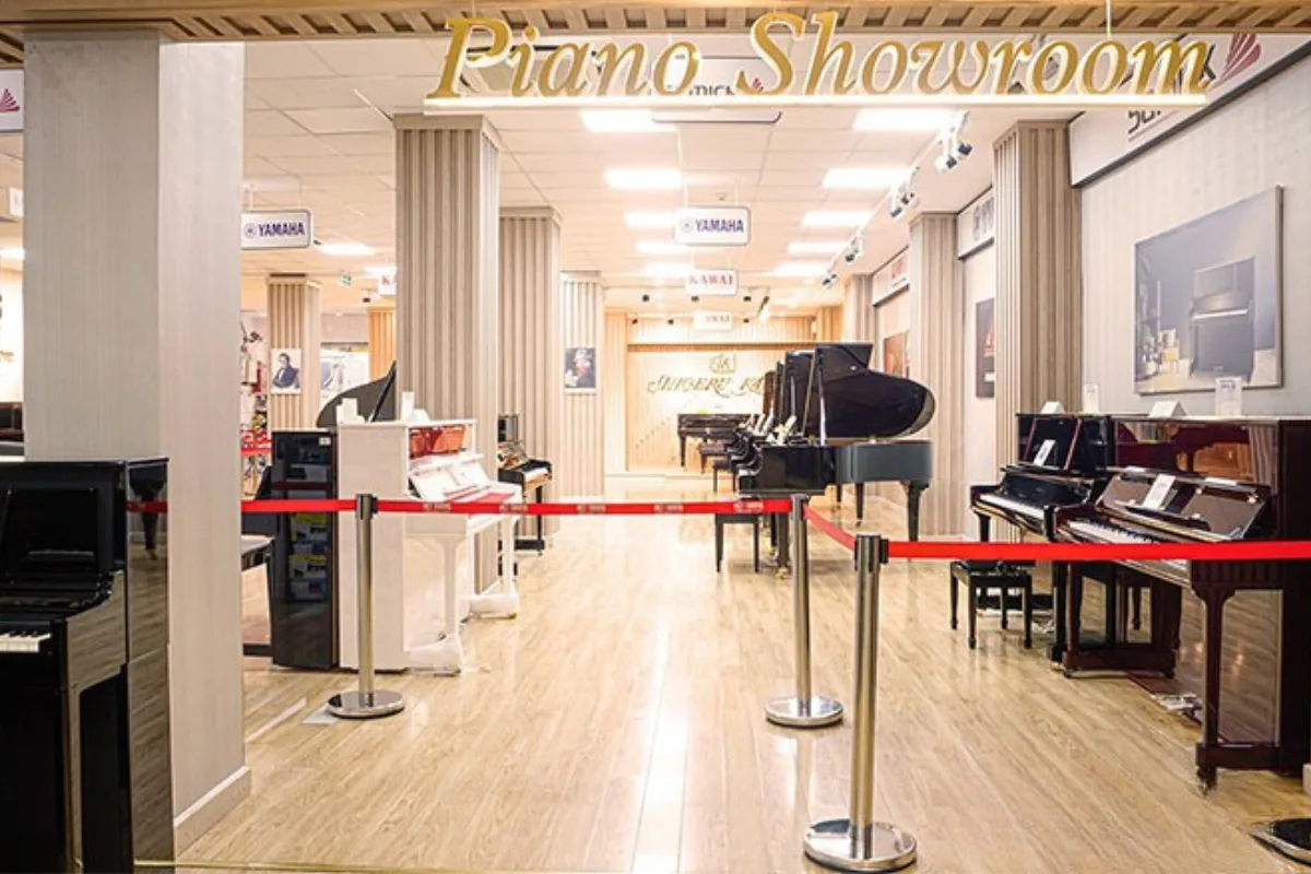 showroom piano