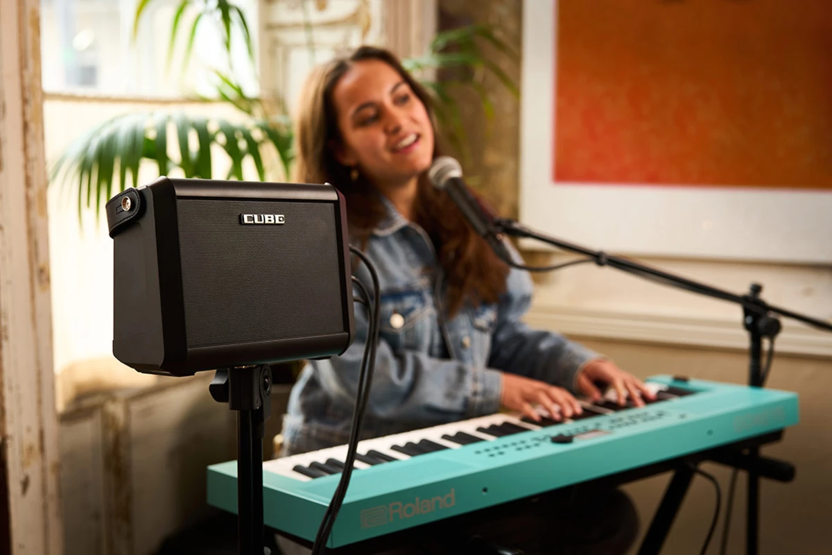 ampli roland cube street mini danh cho buoi bieu dien nho