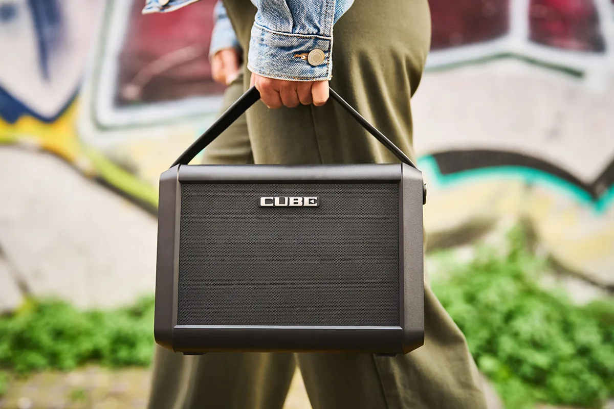 ampli roland cube street mini mang am nhac khap moi noi