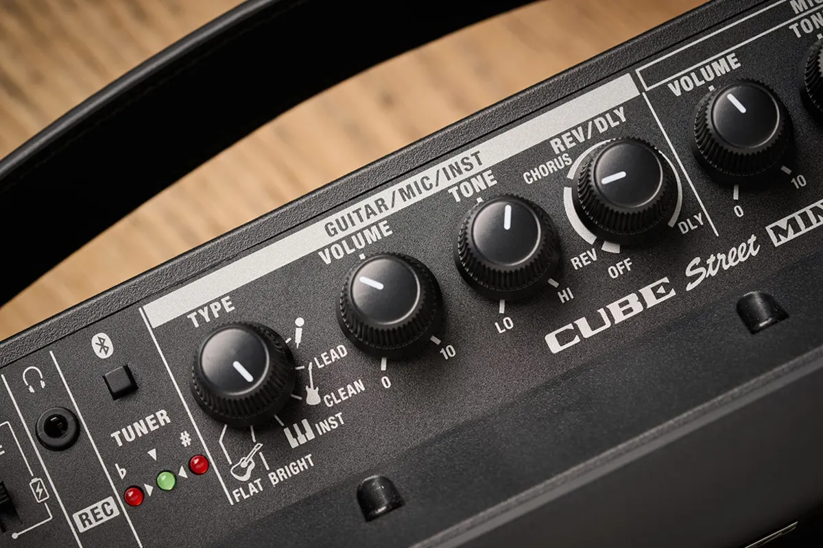 ampli roland cube street mini tuy chinh am sac de dang