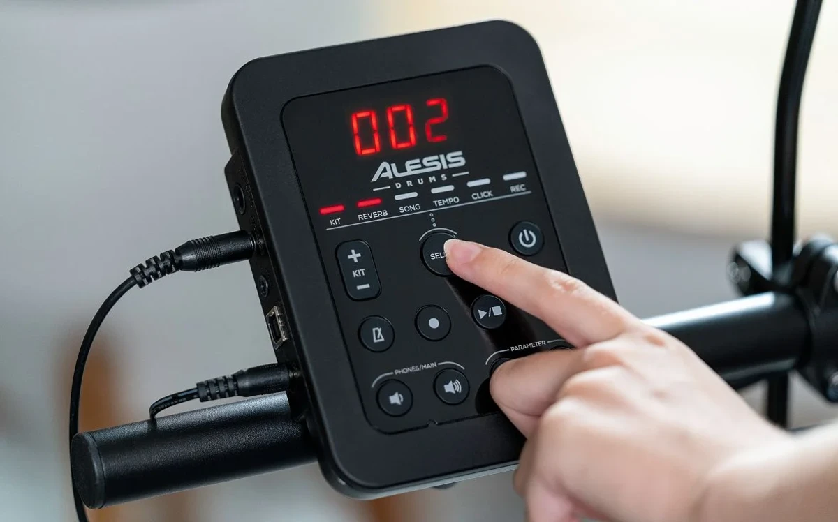 bo trong dien tu alesis turbo max co am thanh tich hop khoi nguon sang tao